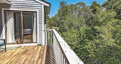 Top floor condo with community pool in Royal James BHI! Two golf carts and access to BHI Club