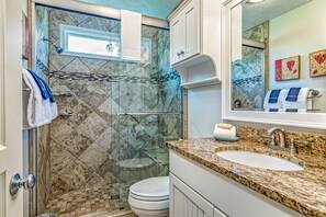 Dusj, hårføner og håndklær