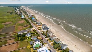 An aerial view of a coastal town with a beach, houses, and a road. - Swim Spa with River Views - Pet friendly, Private Dock, Marsh Views - On Beach Time (Folly Beach)