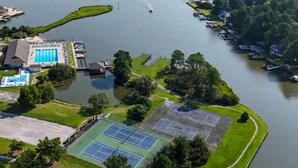 An aerial view of a lakeside property with tennis courts, a swimming pool, and a dock. - 🏖️Beautiful Home near OC & Assateague Park 🏖️ (Ocean Pines)