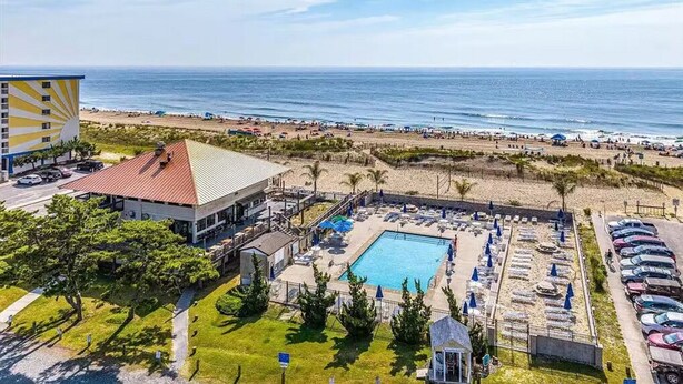 A resort with a swimming pool, beach access, and a view of the ocean. - 🏖️Beautiful Home near OC & Assateague Park 🏖️ (Ocean Pines)