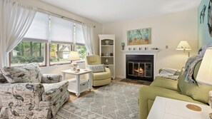 Smart TV, fireplace - 🏖️Beautiful Home near OC & Assateague Park 🏖️ (Ocean Pines)