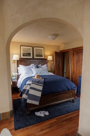 4 habitaciones, tabla de planchar con plancha y cuna de viaje 