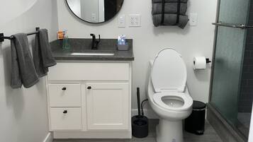 吹风机、毛巾、肥皂、洗发水