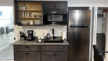 Frigorífico, microondas, horno y placa de cocina