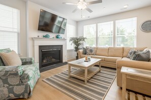 Televisión y chimenea 