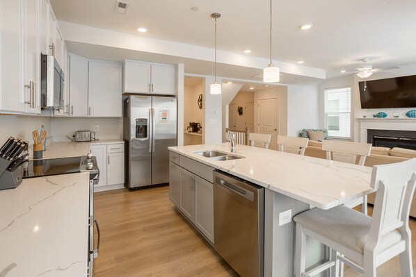 Refrigerador, microondas, horno y parrilla de estufa 