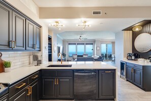 Frigorifero, microonde, forno, piano cottura