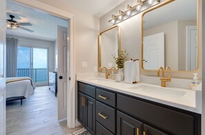 2 bedrooms, iron/ironing board, free WiFi, bed sheets - Newly Renovated Luxury OCEAN FRONT Condo! Top Floor Condo with PENTHOUSE OCEAN VIEWS! (Panama City)