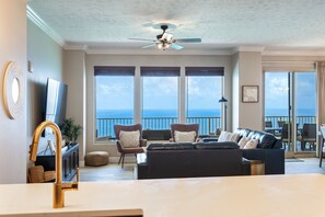 TV, videogiochi, lettore DVD, libri