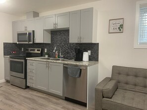 冷蔵庫、電子レンジ、オーブン、コンロ