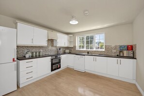 Een koelkast, een magnetron, een oven, een vaatwasser