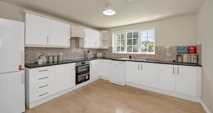 Spacious 5BRM Townhouse – Ideal for Contractors, Corporate Stays & Family Visits