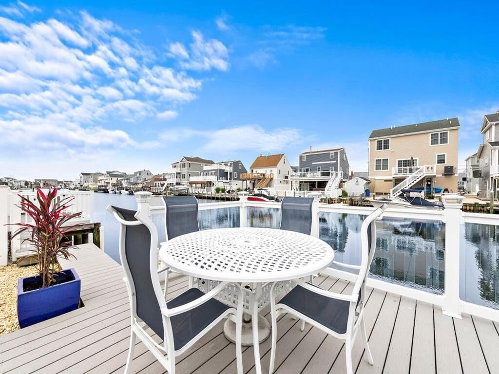 Beautifully updated lagoonfront cape in Beach Haven West, mins to LBI!