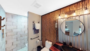 Douche, sèche-cheveux, serviettes fournies, savon