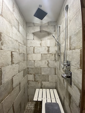 Shower, hair dryer, towels, soap - NEW industrial style micro-loft in a quiet neighborhood and walkable to FUN! (Tampa)