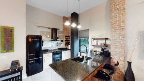 Kjøleskap, mikrobølgeovn, ovn og kokeplater