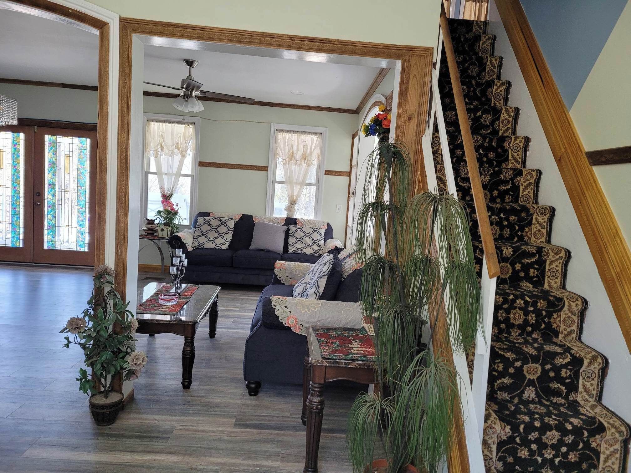 Fully renovated Victorian house situated on mountain with jacuzzi & fireplace.