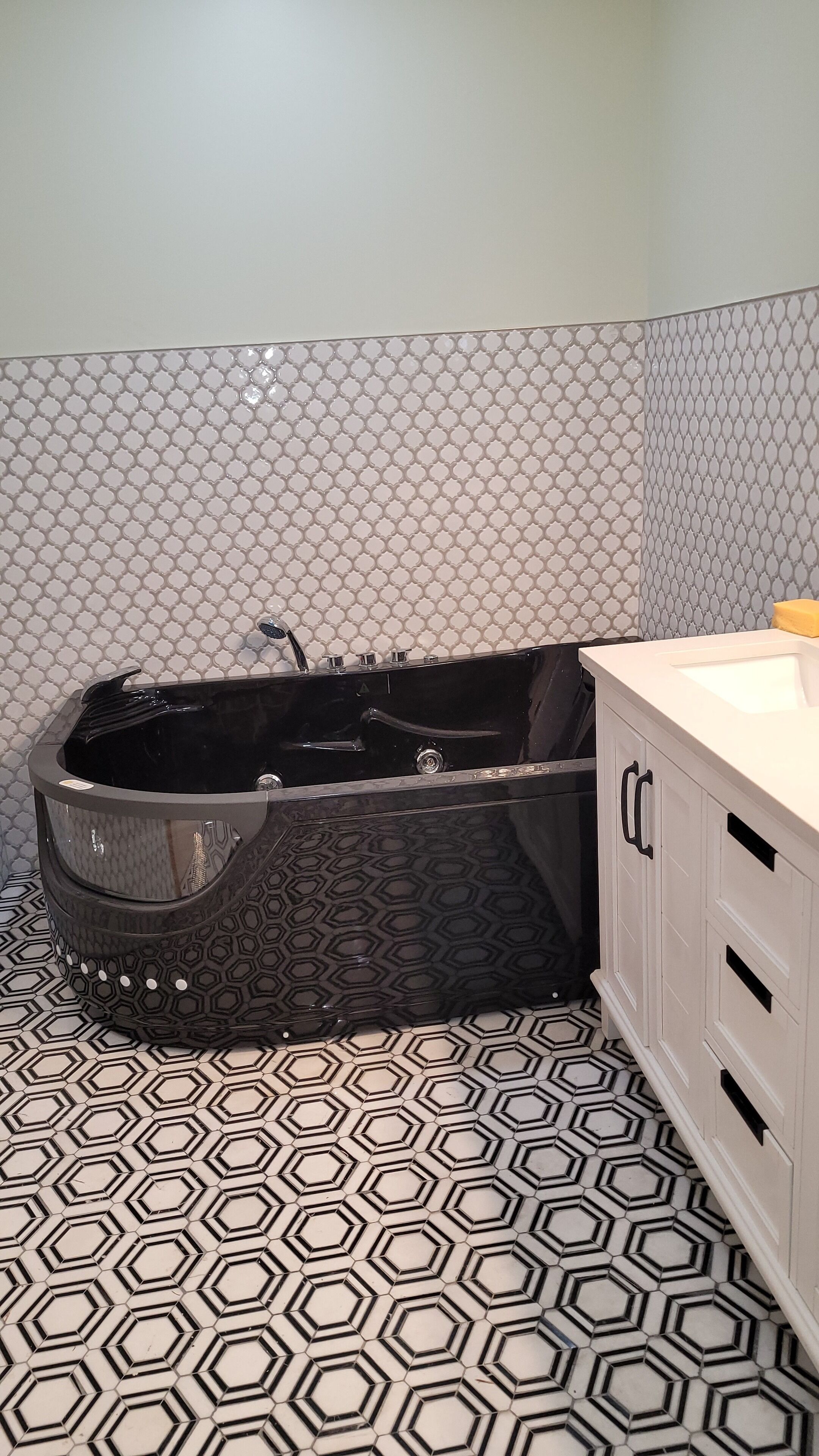 Fully renovated Victorian house situated on mountain with jacuzzi & fireplace.