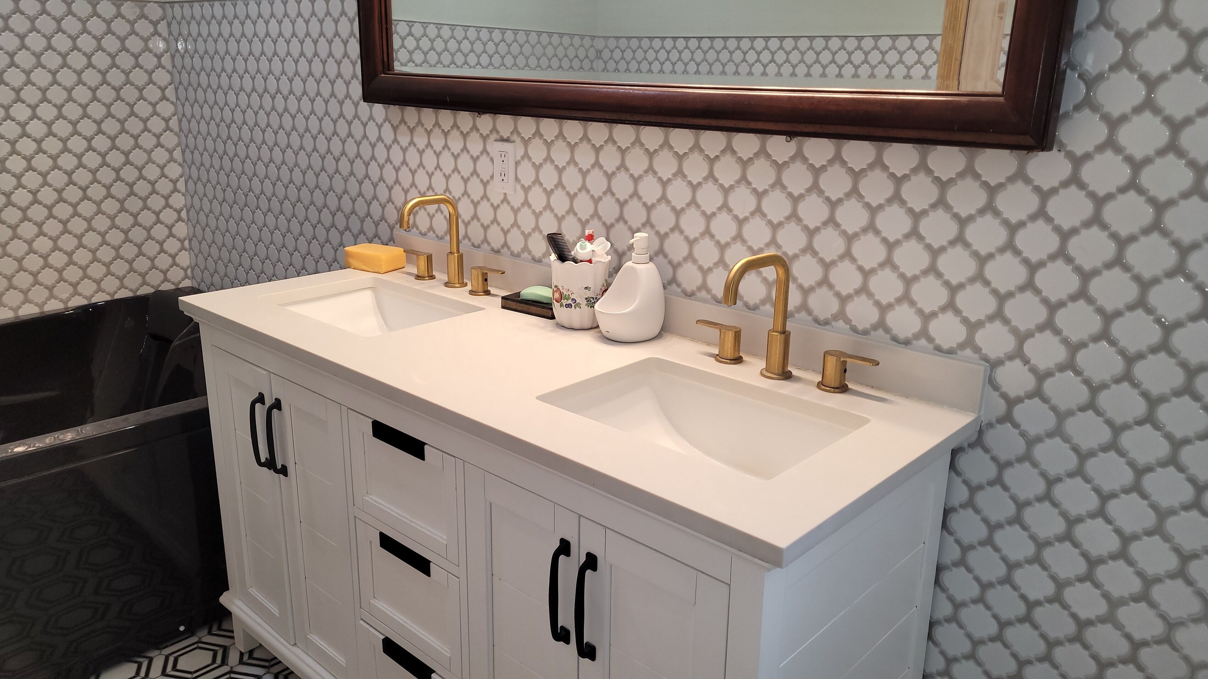 Fully renovated Victorian house situated on mountain with jacuzzi & fireplace.