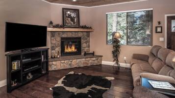 Televisor de pantalla plana i llar de foc