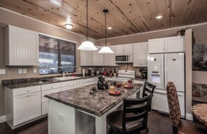 Mikrovågsugn, ugn, spishäll och diskmaskin