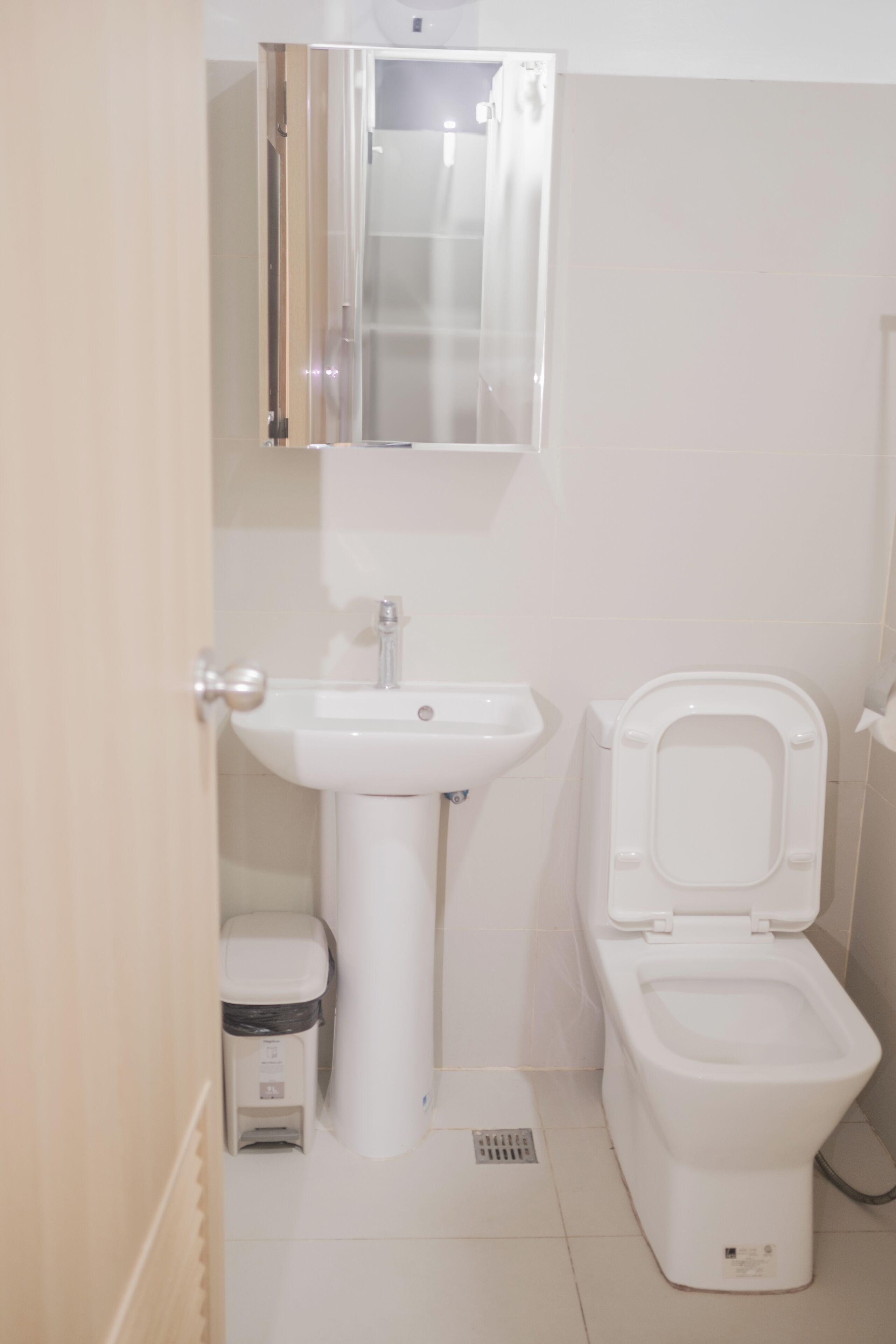 Studio | Bathroom | Shower, free toiletries, bidet, towels