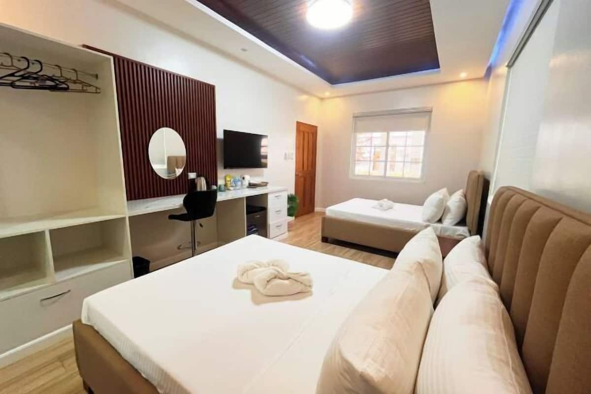 Escrivaninha, cortinas blackout, Wi-Fi de cortesia, roupa de cama