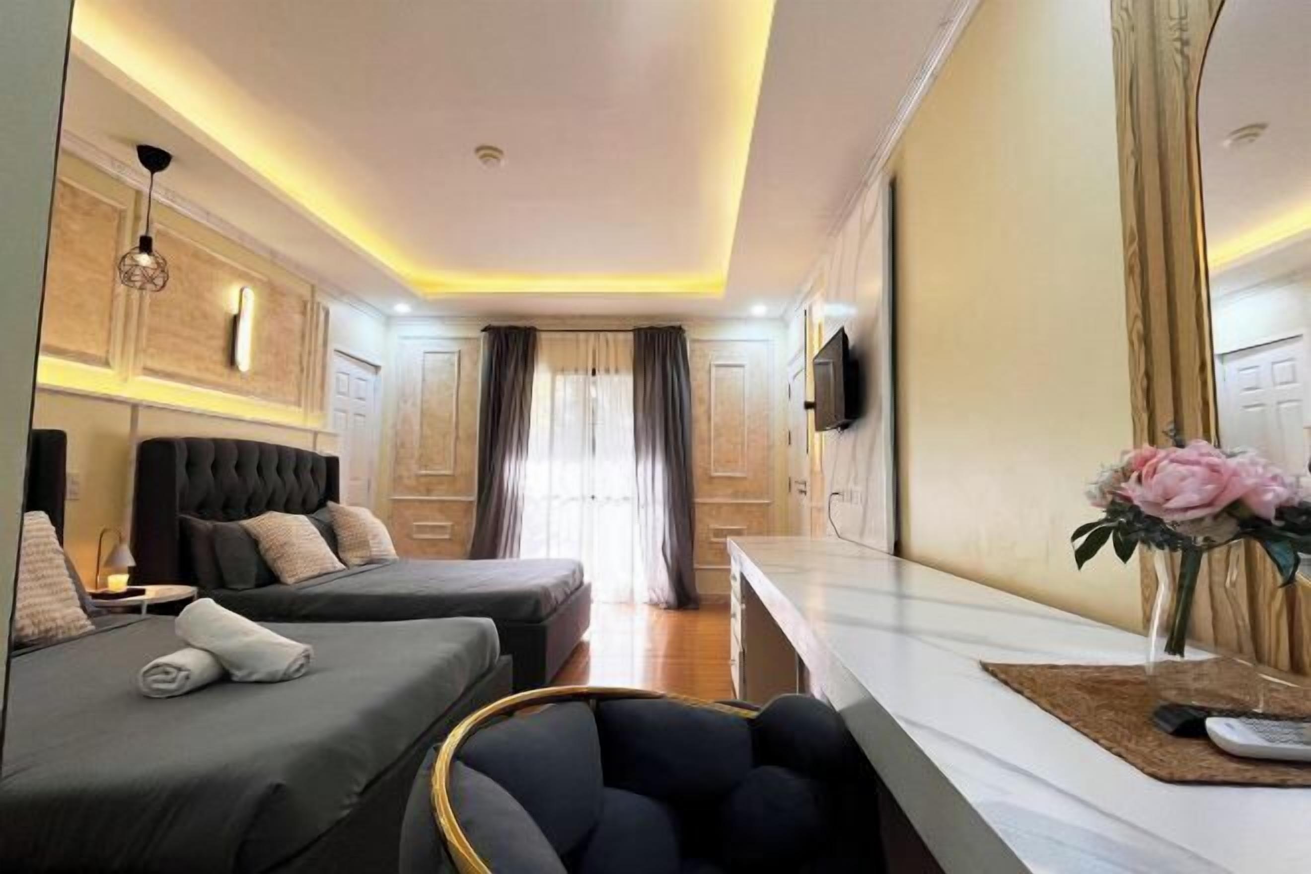 Bàn, màn/rèm cản sáng, truy cập Internet không dây miễn phí 