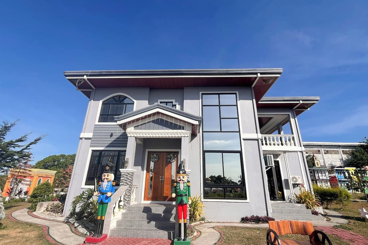 3 Bedroom Villa | Desk, blackout drapes, free WiFi, bed sheets