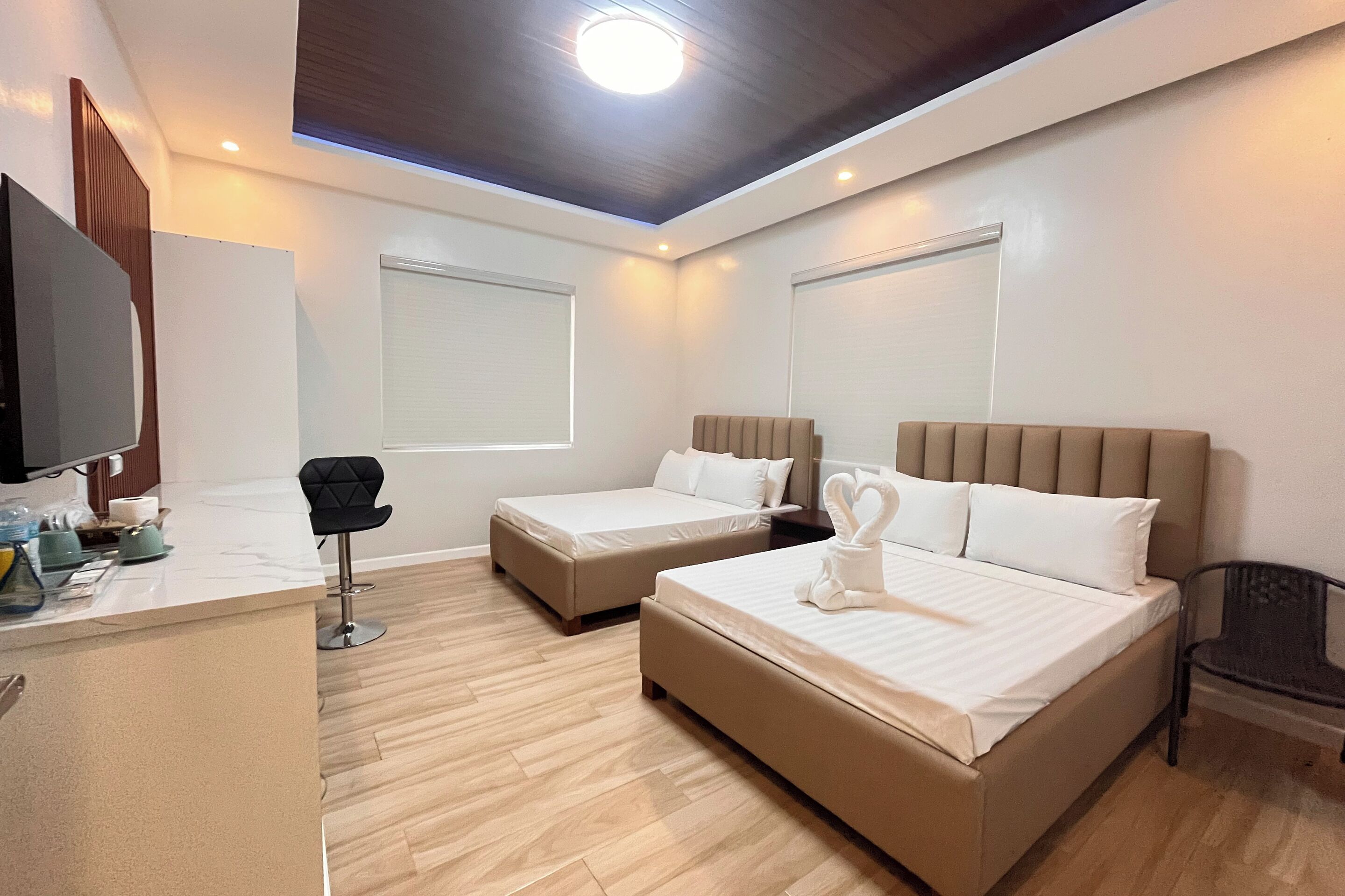 Escritorio, cortinas blackout, wifi gratis y ropa de cama 