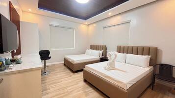 Escritorio, cortinas blackout, wifi gratis y ropa de cama