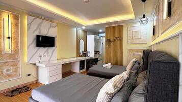 Deluxe Double Room | Desk, blackout drapes, free WiFi, bed sheets