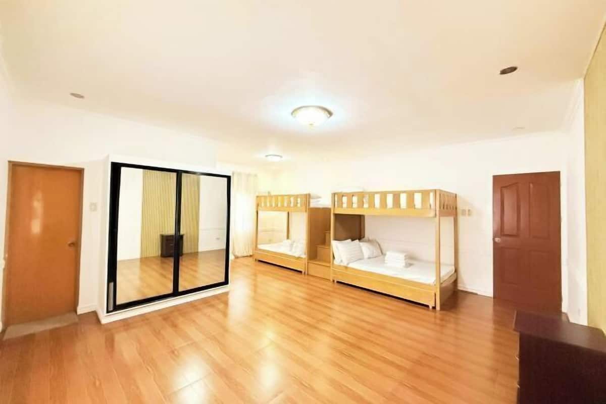 Escrivaninha, cortinas blackout, Wi-Fi de cortesia, roupa de cama