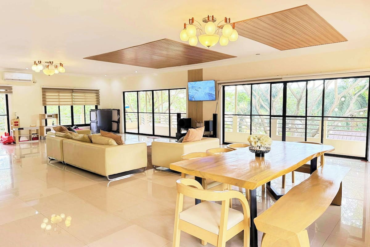 Familiekamer | Woonruimte | Een 32-inch televisie met kabelzenders