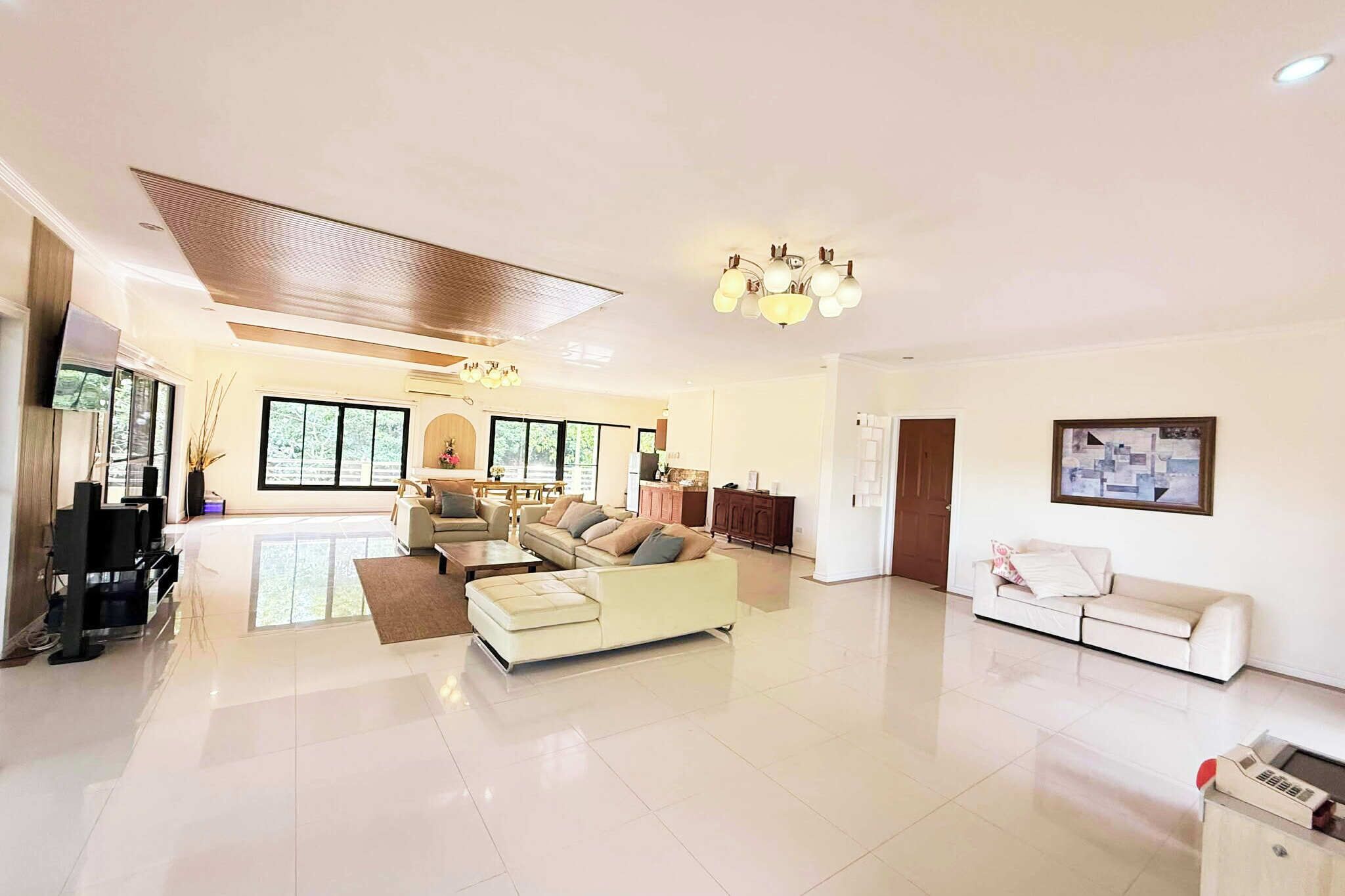 Family Room | Desk, blackout drapes, free WiFi, bed sheets