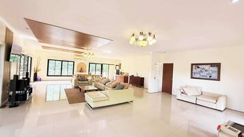Family Room | Desk, blackout drapes, free WiFi, bed sheets
