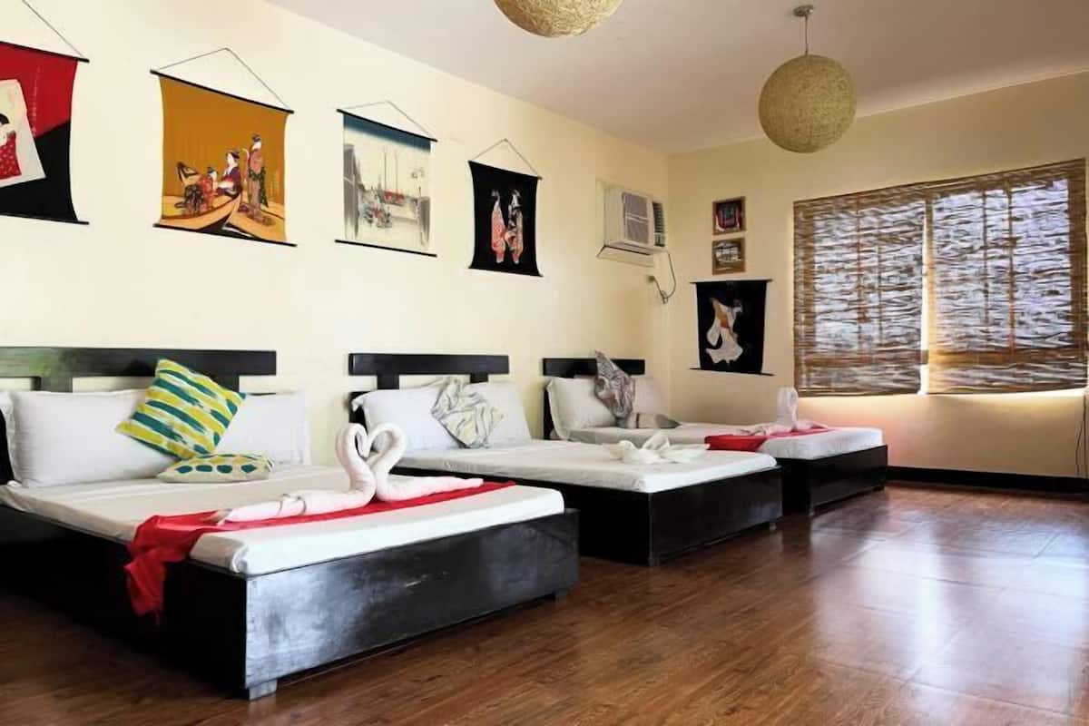 Escrivaninha, cortinas blackout, Wi-Fi de cortesia, roupa de cama