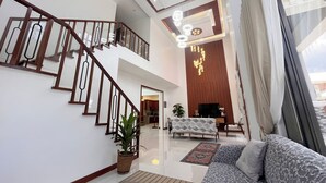 3 Bedroom Villa | 거실 공간 | 케이블 채널 시청이 가능한 32인치 TV