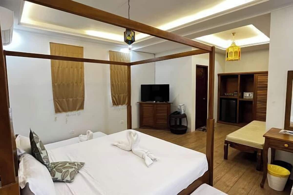 Desk, blackout drapes, free WiFi, bed sheets