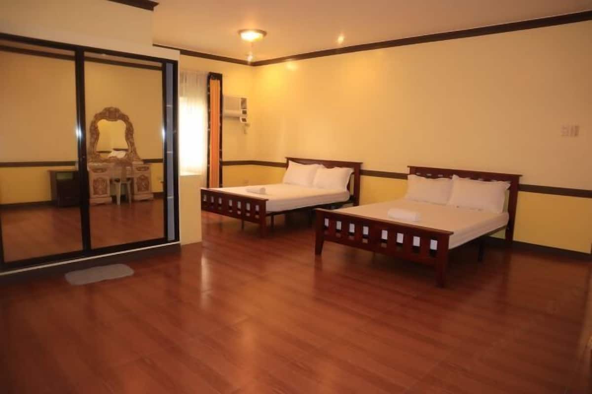 Desk, blackout drapes, free WiFi, bed sheets