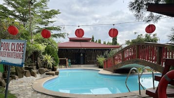 Indoor pool, 5 outdoor pools
