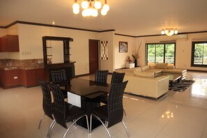 家庭房 | 起居区 | 32-英寸电视（配备有线频道）