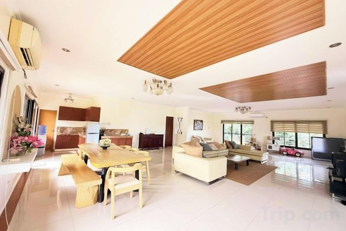 Living area | 32-inch TV with cable channels