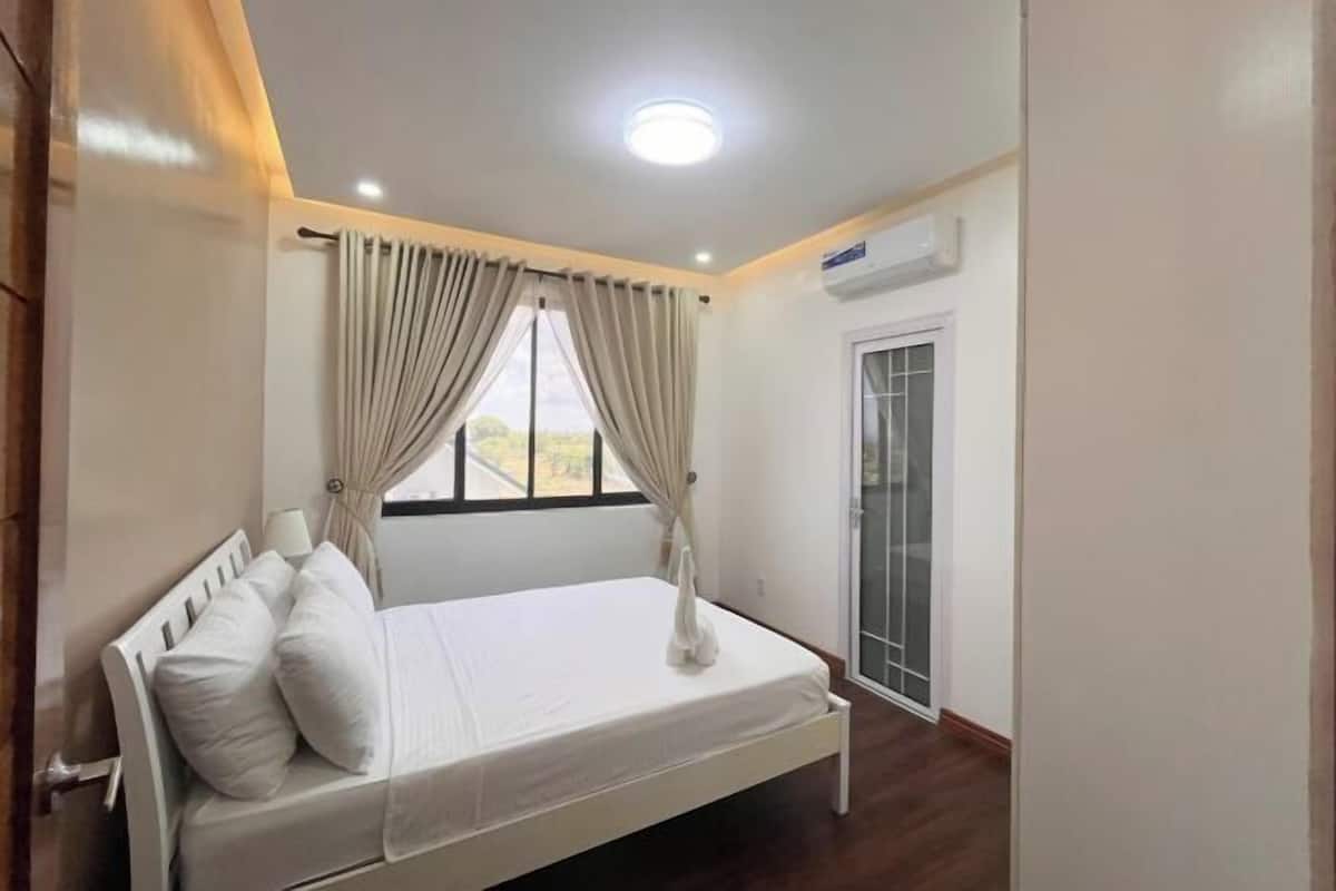 Desk, blackout drapes, free WiFi, bed sheets