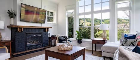 Smart TV, fireplace