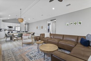 Smart-tv, bordsfotboll, ett bordtennisbord och kontor