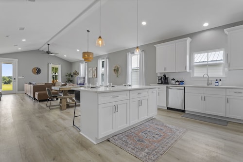 Brand New Beach Home, 2-3 min walk to beach! sleeps 12, GameRoom 4BR, 3 bath.  