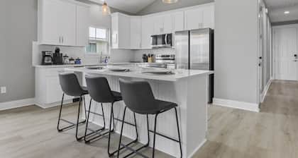 Brand New Beach Home, 2-3 min walk to beach! sleeps 12, GameRoom 4BR, 3 bath.