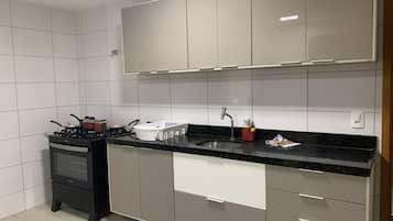 Apartamento luxo | Cozinha privada | Liquidificador, produtos de limpeza